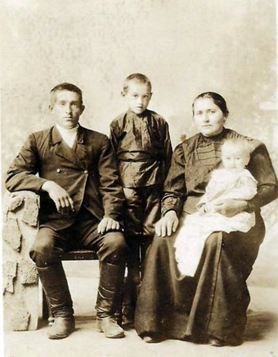 Johannes and Anna Marie Klaus with their children Henry and Elizabeth. Photograph courtesy of Karen Drier Esayian.