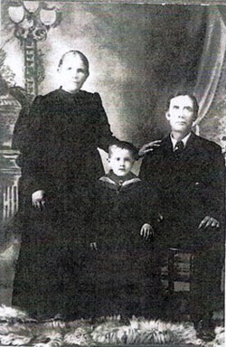 Heinrich and Sophie (née Reispeck) Giebelhaus with their grandson. Photograph courtesy of Karen Drier Esayian.