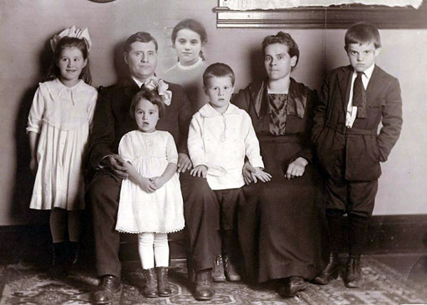 Margaret Krieger (née Klaus) and Conrad Krieger with children Amelia, Rachel, Walter, John and Elizabeth (inset). Photograph courtesy of Karen Drier Esayian.