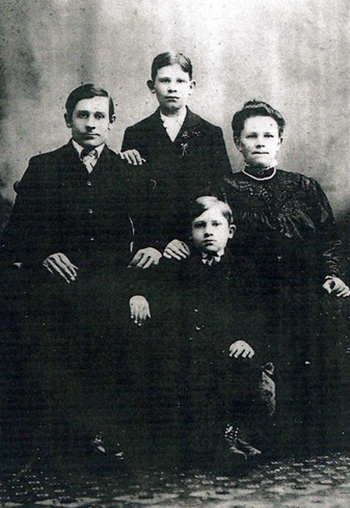 Adam Klaus and Katharina Elisabeth Klaus (née Giebelhaus) with children Adam and Henry. Photograph courtesy of Karen Drier Esayian.