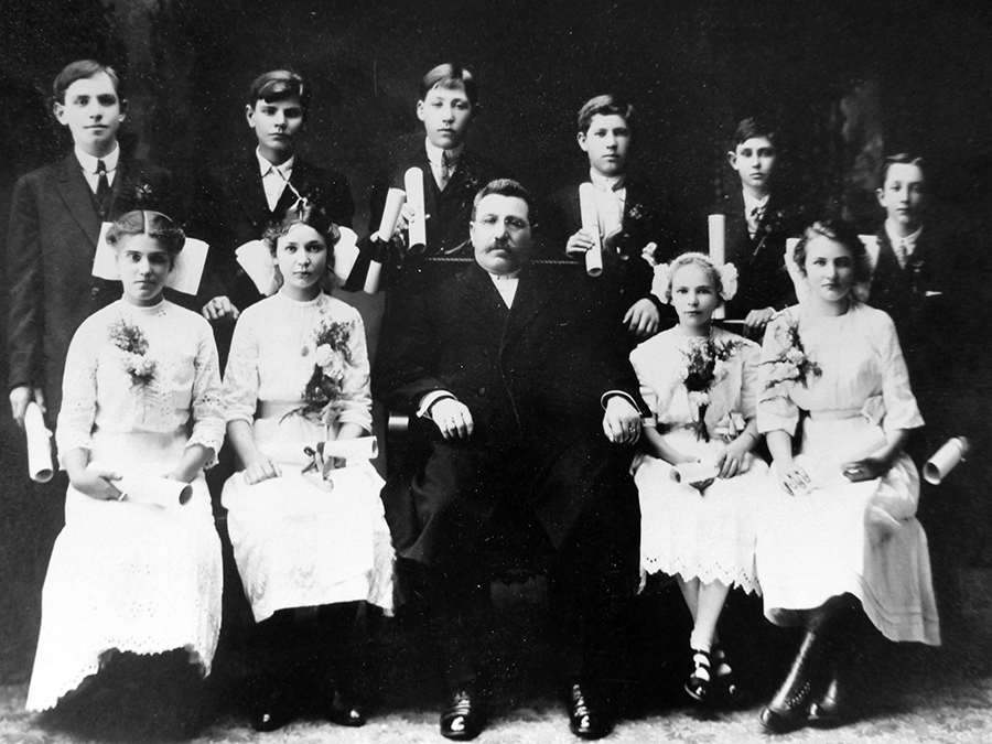 The St. Paul's Evangelical and Reformed Church Confirmation Class of March 23, 1913.  Front row from left to right: ?, ?, Rev. Jacob Hergert, ?, ?.  Back row from left to right: ?, ?, Wilhelm Kern, ?, ?, ?.  Please contact the webmaster if you have additional information about this confirmation class.