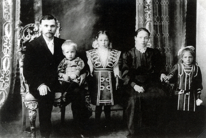 Heinrich Hagelganz with first wife, Elisabeth, and their three children.