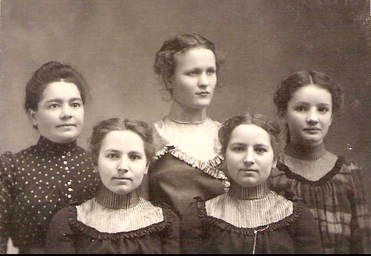 1901 photograph of twins Katy and Dora Schwabenland (front row) and their three friends.