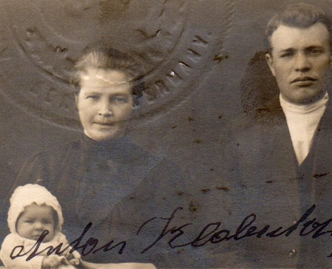 1923 Passport Picture. Rosalia née Feser, Anton Klobertanz and infant, Rose Klobertanz. Courtesy of Roz Rockweit.